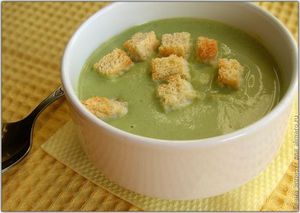 Суп с гренками из шпината - полезное диетическое блюдо.