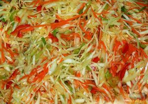  Салат из капусты с овощами можно приготовить очень быстро.