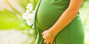 Питание для беременных обязательно должно включать в себя витамины и кальций.