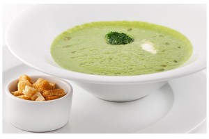 Суп-пюре со шпинатом - очень популярен при диетах для похудения