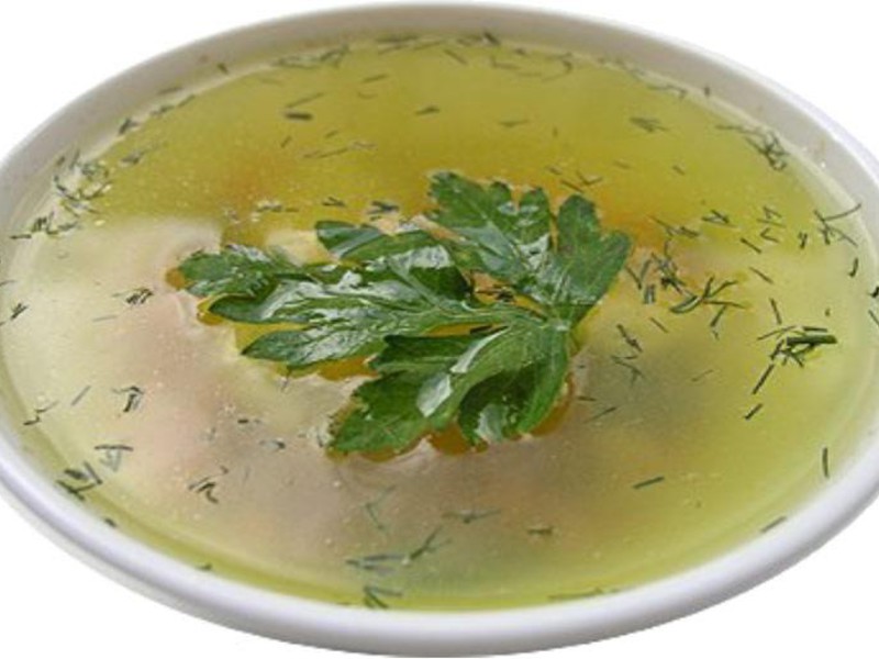 Суп из курицы - легкий бульон полезен для желудка.