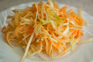 Салат из капусты с добавление моркови и лука