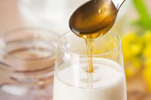Вредно ли пить молоко с медом на ночь