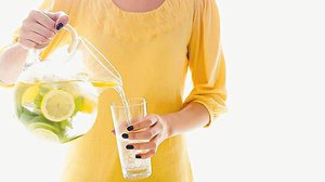 Особенности употребления лимонной воды для похудения