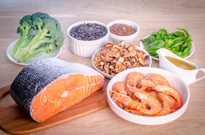 Рыба, орехи, морепродукты, а также овощи и фрукты помогут нормализовать уровень холестерина