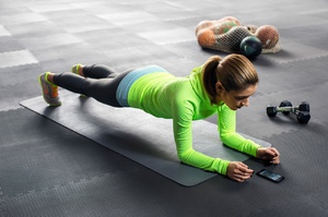 Упражнение Планка - одно из лучших для избавления от жира в проблемных зонах живота.